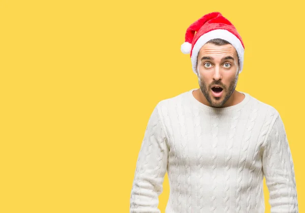 Mladý Pohledný Muž Nosí Santa Claus Klobouk Izolované Pozadí Strach — Stock fotografie