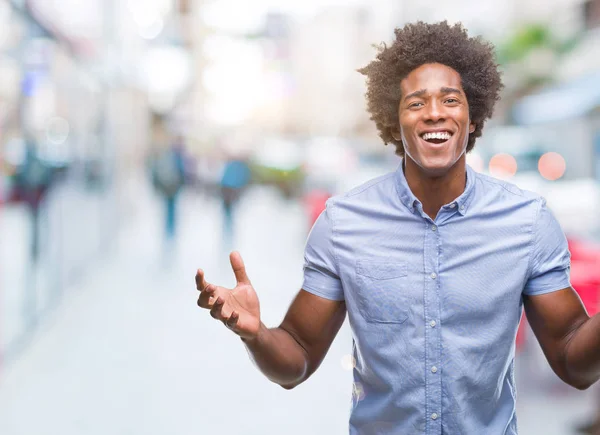 Hombre Afroamericano Sobre Fondo Aislado Celebrando Loco Sorprendido Por Éxito — Foto de Stock