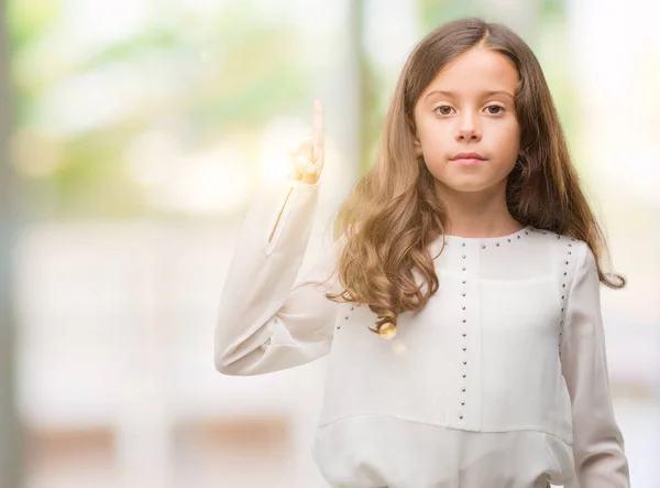 Brünettes Hispanisches Mädchen Zeigt Mit Finger Nummer Eins Nach Oben — Stockfoto