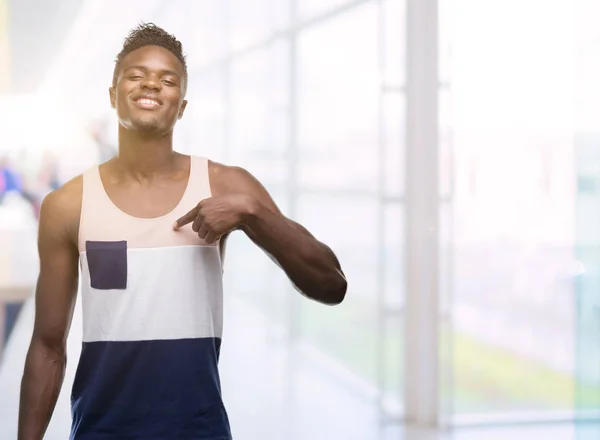 Joven Afroamericano Hombre Con Cara Sorpresa Señalando Dedo Mismo — Foto de Stock