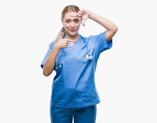 Młoda Blondynka Chirurg Lekarz Kobieta Białym Tle Uśmiechający Się Podejmowania — Zdjęcie stockowe