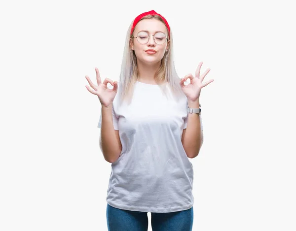 年轻的金发女人戴着眼镜在孤立的背景下放松和微笑闭上眼睛做冥想手势用手指 瑜伽理念 — 图库照片
