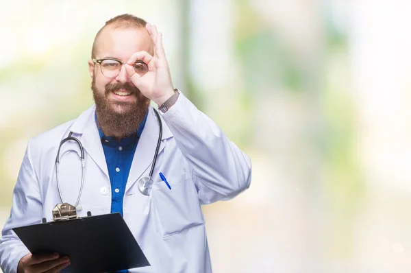 Joven Doctor Sosteniendo Portapapeles Sobre Fondo Aislado Con Cara Feliz —  Fotos de Stock