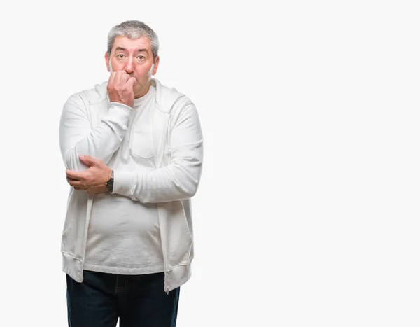 Przystojny Mężczyzna Senior Noszenie Odzież Sportową Białym Tle Patrząc Zestresowany — Zdjęcie stockowe