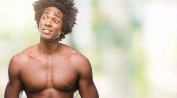 Afro Americký Shirtless Chlap Ukazující Nahé Tělo Izolované Pozadí Vypadající — Stock fotografie
