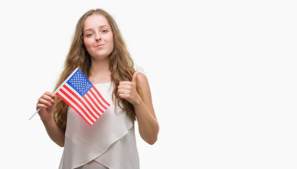 Mujer Rubia Joven Sosteniendo Bandera Feliz Con Una Gran Sonrisa —  Fotos de Stock