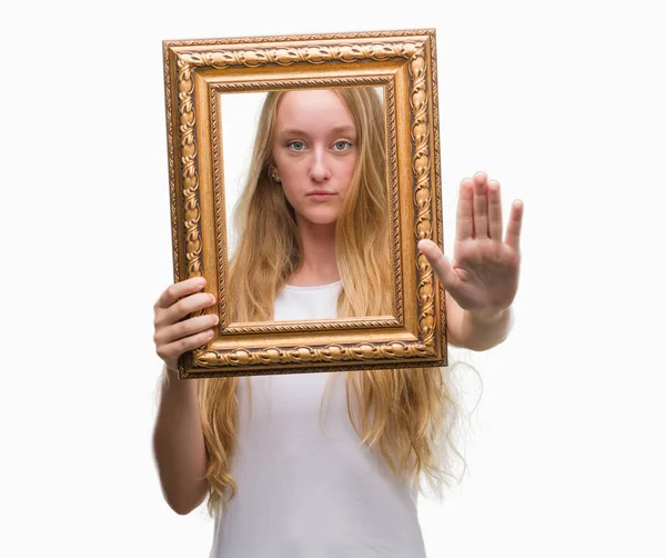 Kobieta Blonde Nastolatek Przytrzymanie Rama Sztuka Otwartej Dłoni Robi Znak — Zdjęcie stockowe