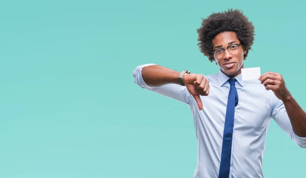 Afro Amerikansk Man Hålla Besök Kort Över Isolerade Bakgrund Med — Stockfoto