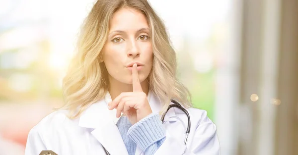 Junge Ärztin Ärztin Mit Zeigefinger Auf Den Lippen Bittet Ruhe — Stockfoto