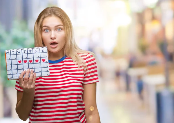 Jonge Kaukasische Vrouw Houdt Van Menstruatie Kalender Geïsoleerde Achtergrond Bang — Stockfoto