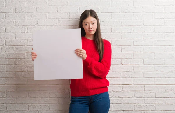 Young Chinese Woman Brick Wall Holding Banner Confident Expression Smart — Stock Photo, Image