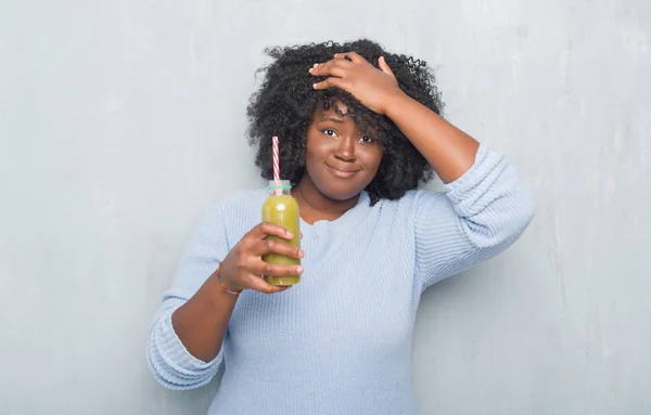 Jonge African American Vrouw Grijs Grunge Muur Drinken Detox Groene — Stockfoto