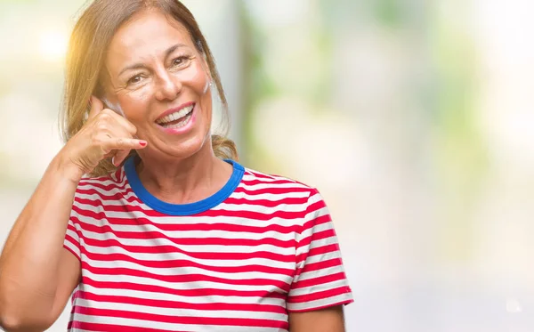 中年资深西班牙裔妇女在孤立的背景下微笑着用手和手指做电话手势 就像在电话里聊天一样 沟通理念 — 图库照片