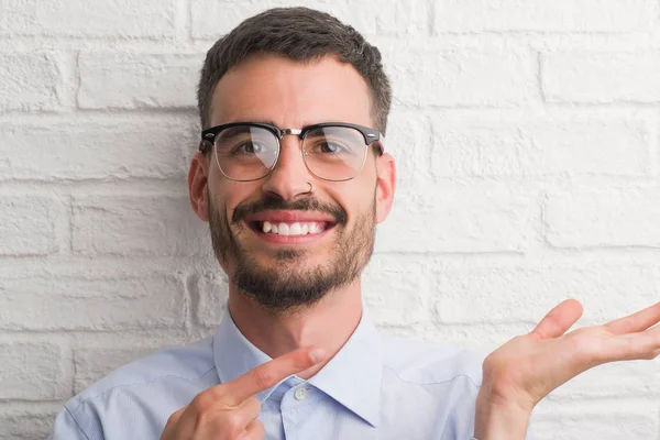 Jonge Volwassen Zakenman Permanent Witte Bakstenen Muur Erg Blij Met — Stockfoto