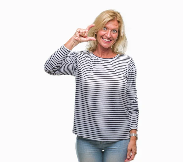 Blonde Frau Mittleren Alters Über Isoliertem Hintergrund Lächelnd Und Selbstbewusst — Stockfoto