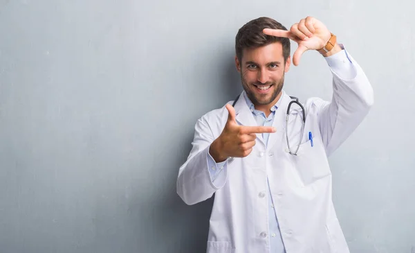 Bonito Jovem Médico Homem Sobre Parede Grunge Cinza Sorrindo Fazendo — Fotografia de Stock