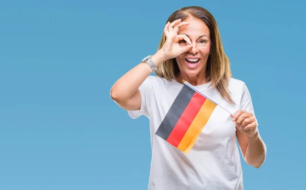 Латиноамериканка Средних Лет Держащая Флаг Германии Изолированном Фоне Счастливым Лицом — стоковое фото