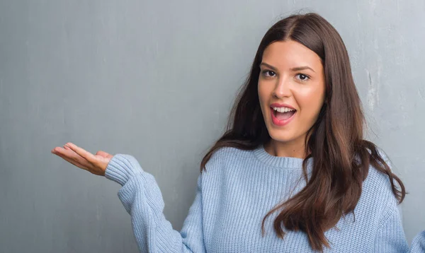 Jeune Femme Brune Sur Mur Gris Grunge Très Heureuse Excitée — Photo