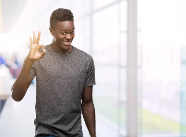 Unga Afroamerikanska Man Klädd Grå Shirt Leende Positiva Gör Tecken — Stockfoto