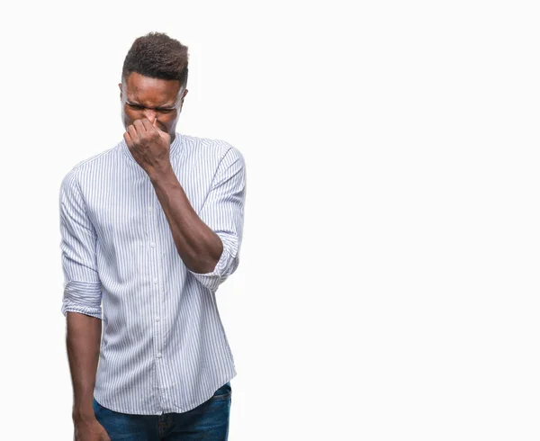 Hombre Afroamericano Joven Sobre Fondo Aislado Oliendo Algo Apestoso Asqueroso —  Fotos de Stock