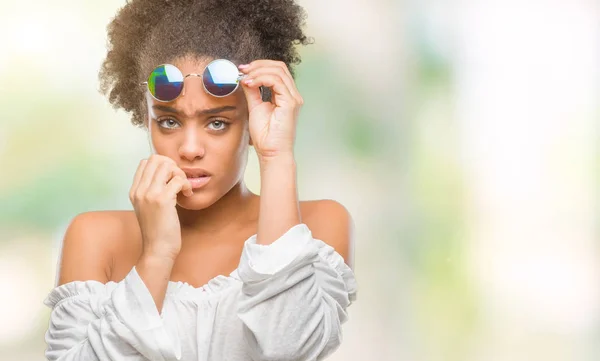 Fiatal Afro Amerikai Napszemüveget Visel Mint Elszigetelt Háttér Látszó Hangsúlyozni — Stock Fotó