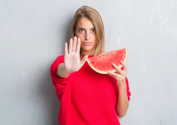 Hermosa Mujer Joven Sobre Pared Gris Grunge Comer Sandía Con — Foto de Stock