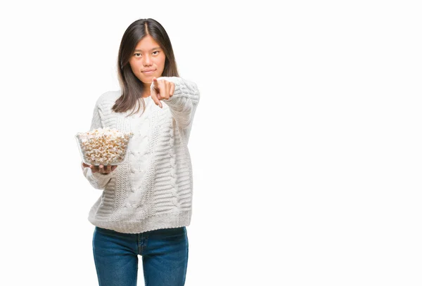 Giovane Donna Asiatica Mangiare Popcorn Sfondo Isolato Puntando Con Dito — Foto Stock