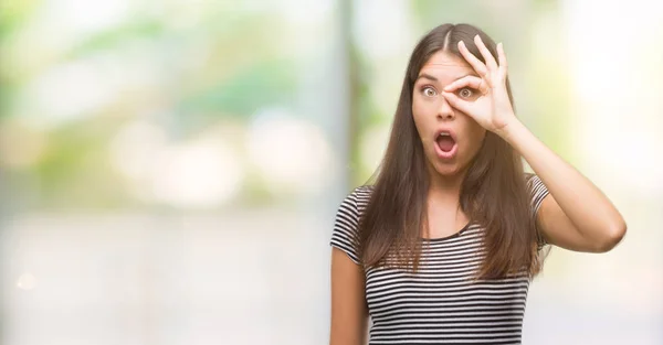 Jovem Bela Mulher Hispânica Fazendo Gesto Chocado Com Rosto Surpreso — Fotografia de Stock