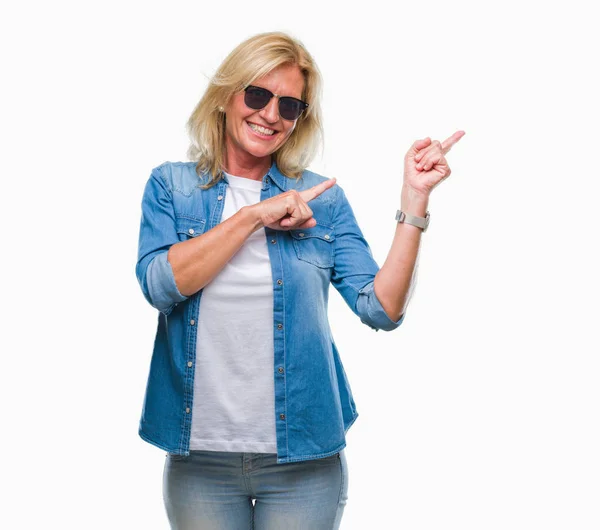 Średnim Wieku Kobieta Blonde Noszenie Okularów Przeciwsłonecznych Białym Tle Uśmiechając — Zdjęcie stockowe