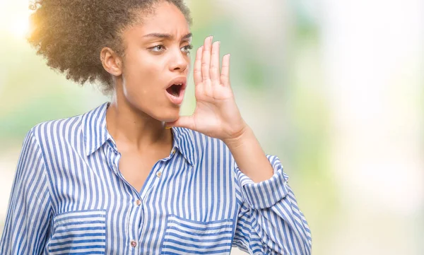 Jonge Afro Amerikaanse Vrouw Geïsoleerde Achtergrond Schreeuwen Schreeuwen Luid Naar — Stockfoto