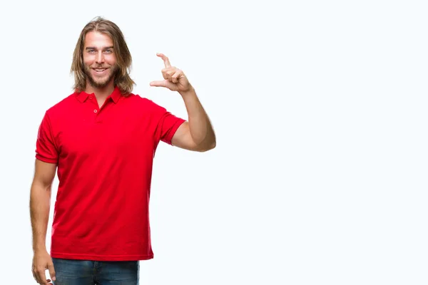 Homem Bonito Jovem Com Cabelos Longos Sobre Fundo Isolado Sorrindo — Fotografia de Stock