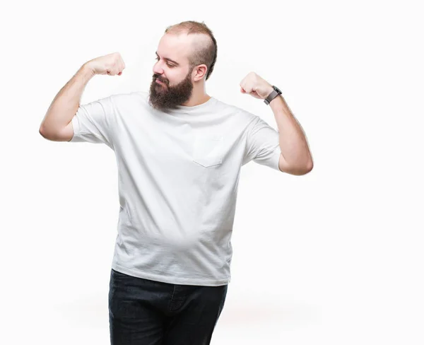 年轻的高加索嬉皮士男子穿着休闲 T恤在孤立的背景显示手臂肌肉微笑自豪 健身理念 — 图库照片