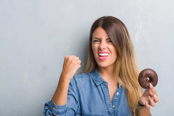 Joven Mujer Adulta Sobre Gris Pared Grunge Comer Donut Chocolate — Foto de Stock