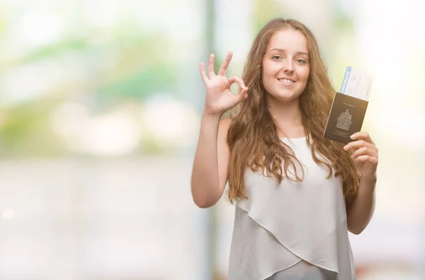 Młoda Blond Kobieta Paszportem Kanady Pokładową Robi Znak Palcami Doskonały — Zdjęcie stockowe