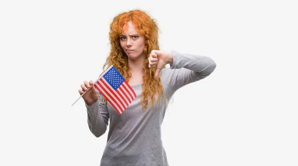 Mujer Pelirroja Joven Sosteniendo Bandera Los Estados Unidos América Con —  Fotos de Stock