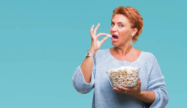 Attractief Senior Kaukasische Roodharige Vrouw Popcorn Eten Geïsoleerde Achtergrond Met — Stockfoto