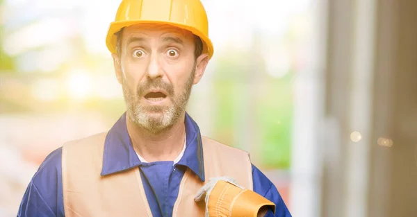 Engenheiro Sênior Homem Trabalhador Construção Feliz Surpreso Aplaudindo Expressar Gesto — Fotografia de Stock