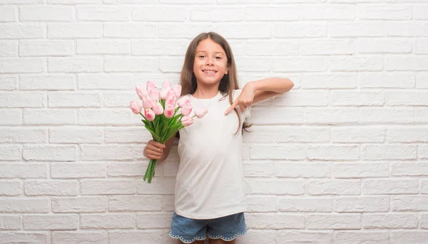 Junges Hispanisches Kind Über Weißer Backsteinmauer Mit Blumen Muttertag Mit — Stockfoto