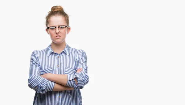 Ung Blond Business Kvinna Skeptiker Och Nervös Ogillande Ansiktsuttryck Ansikte — Stockfoto