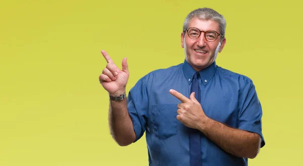 Bonito Homem Negócios Sênior Sobre Fundo Isolado Sorrindo Olhando Para — Fotografia de Stock