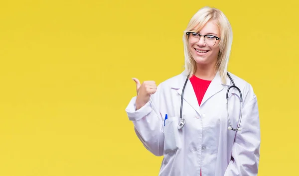 Jonge Mooie Blonde Dokter Vrouw Medische Uniform Dragen Geïsoleerde Achtergrond — Stockfoto