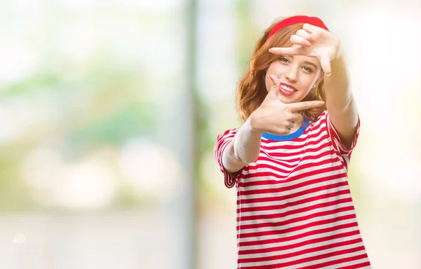 Mooie Jongedame Geïsoleerde Achtergrond Glimlachend Maken Frame Met Handen Vingers — Stockfoto