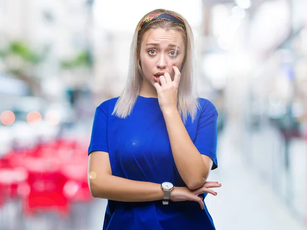 Mujer Rubia Joven Sobre Fondo Aislado Buscando Estresado Nervioso Con — Foto de Stock