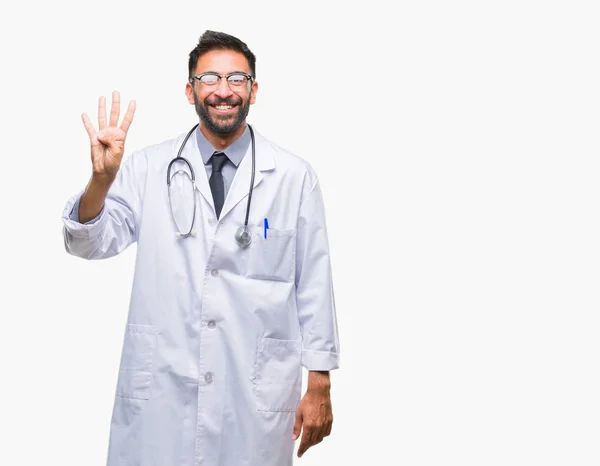 成人西班牙裔医生的人在孤立的背景显示和指向手指数四 而微笑着自信和快乐 — 图库照片