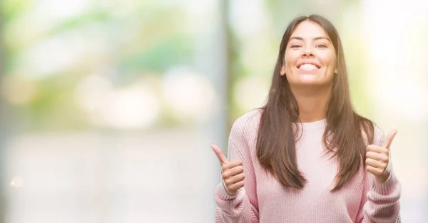 Giovane Bella Donna Ispanica Indossa Segno Successo Maglione Facendo Gesto — Foto Stock