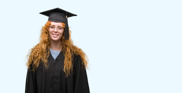 Jeune Étudiante Rousse Portant Uniforme Gradué Avec Visage Heureux Debout — Photo