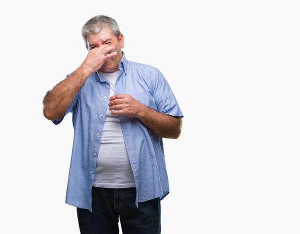 Hombre Mayor Guapo Sobre Fondo Aislado Oliendo Algo Apestoso Asqueroso — Foto de Stock