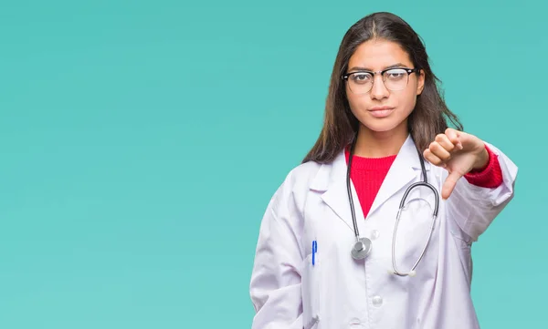 Mujer Joven Médico Árabe Sobre Fondo Aislado Buscando Infeliz Enojado —  Fotos de Stock