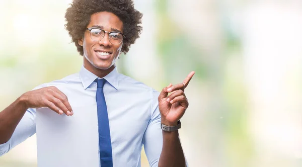 Afro Amerikansk Man Hålla Blankt Papper Kontraktet Över Isolerade Bakgrund — Stockfoto