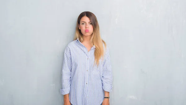 Junge Erwachsene Frau Über Grauer Grunge Wand Modischem Business Outfit — Stockfoto